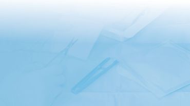 illustrierte medizinische Instrumente vor blauem Hintergrund