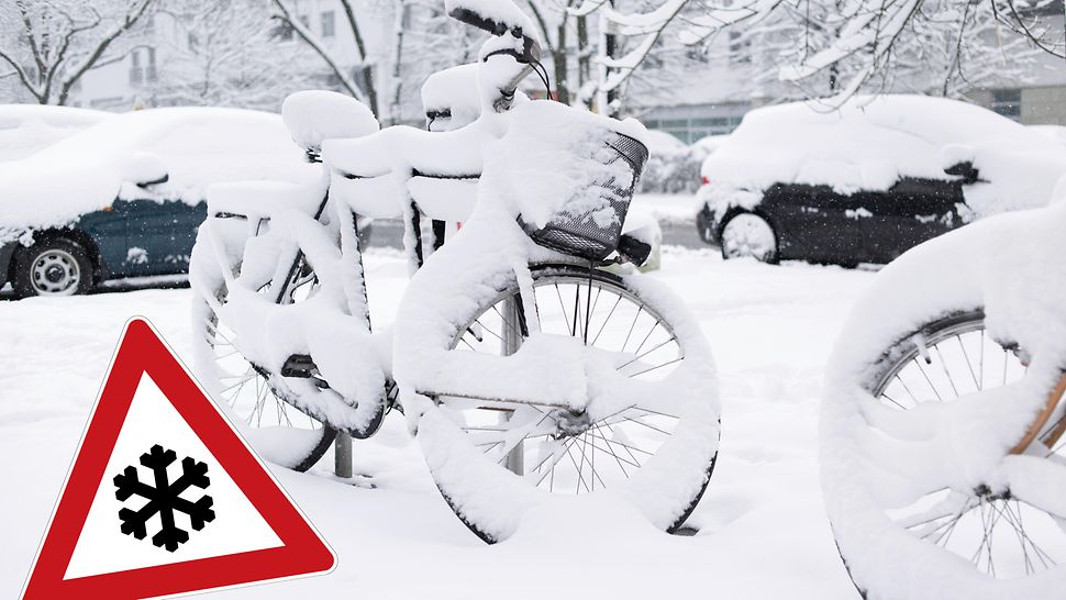 Fahrräder im Schnee