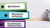 Drei Aktenordner und ein Stifteköcher mit Filzstiften 