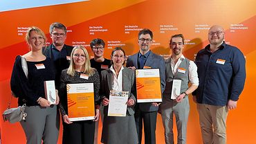 Gewinner des Deutschen Arbeitsschutzpreises 2025. Acht Personen vom St.-Marien-Hospital und der FH Münster präsentieren Urkunden.