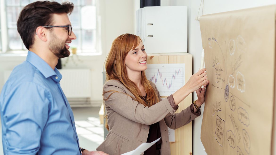 zwei kollegen besprechen ideen für das unternehmen am chart