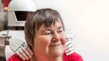 Eine Person wird an den Schultern durch einen Roboter massiert