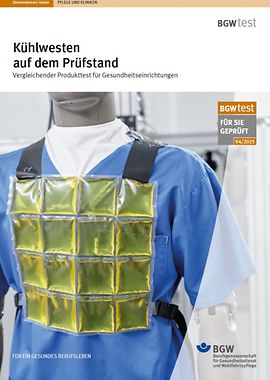 Eine Testdummy mit einem blauen Kasack bekleidet trägt darüber eine PCM-Kühlweste aus gelben Kühlelementen.