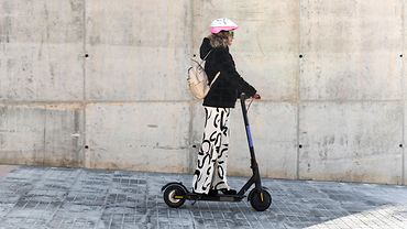 Person auf E-Scooter