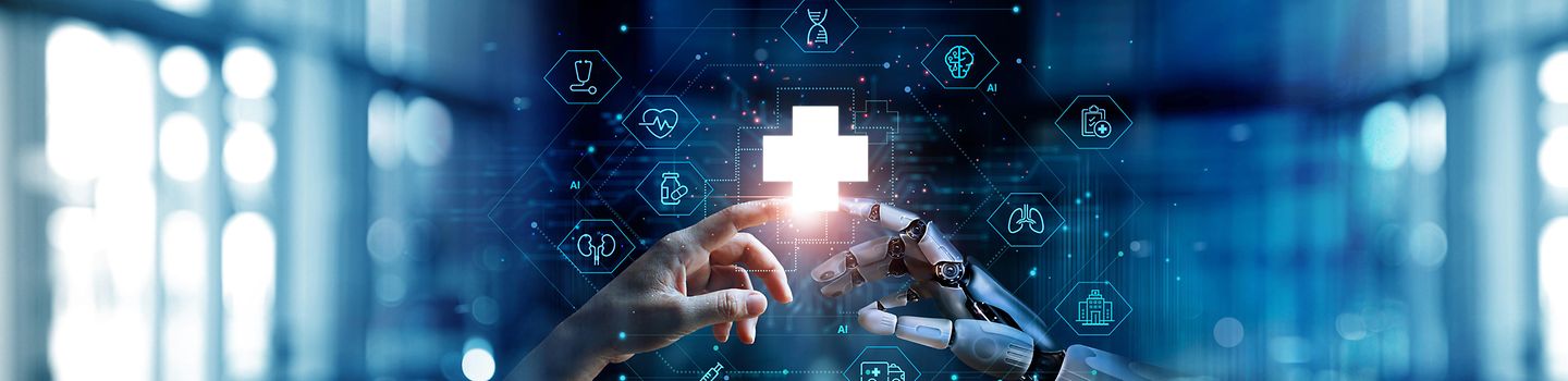 Eine metallene Roboterhand und eine menschliche Hand berühren sich mit dem Zeigefinger, darüber leuchtet ein Kreuz und verschiedenen kleine Medizin-Symbole