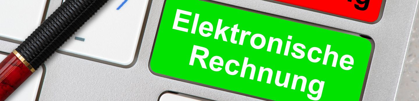 Auf der Tastatur für einen Computer sind zwei Tasten markiert mit dem Aufdruck Papierrechnung und elektronische Rechnung.