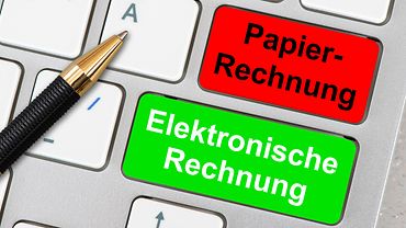Papierrechnung vs. Elektronische Rechnung Auf der Tastatur für einen Computer sind zwei Tasten markiert mit dem Aufdruck Papierrechnung und elektronische Rechnung.