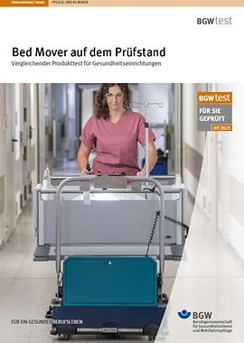 Eine Testdummy mit einem blauen Kasack bekleidet trägt darüber eine PCM-Kühlweste aus gelben Kühlelementen.