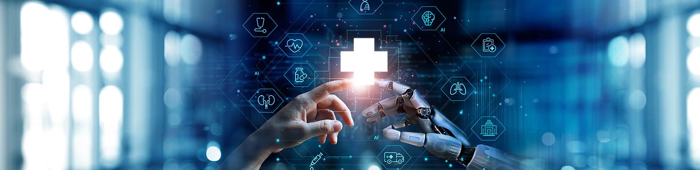 Roboter Pflege Eine metallene Roboterhand und eine menschliche Hand berühren sich mit dem Zeigefinger, darüber leuchtet ein Kreuz und verschiedenen kleine Medizin-Symbole