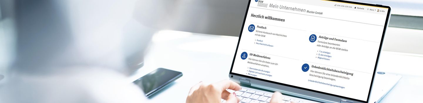 Person am Laptop Eine Frau arbeitet am Laptop, auf dem Bildschirm ist das Wort "Survey" zu lesen. Die Frau ist nur schemenhaft zu erkennen, im Fokus ist der Bilschirm