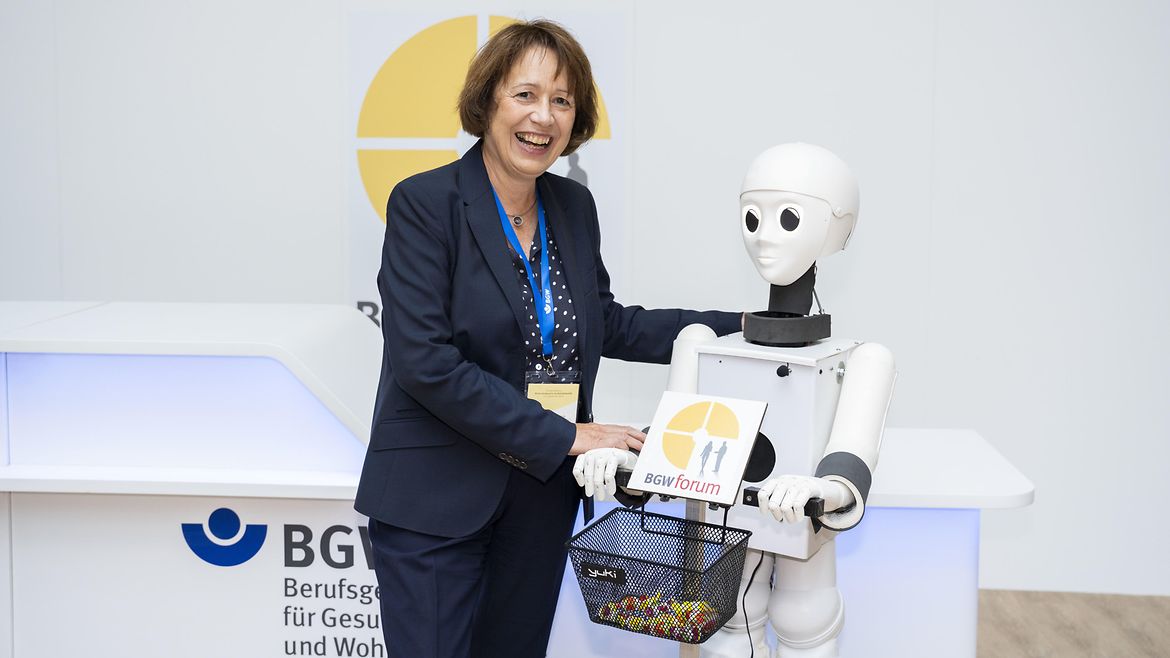 Eine Person neben einem Roboter