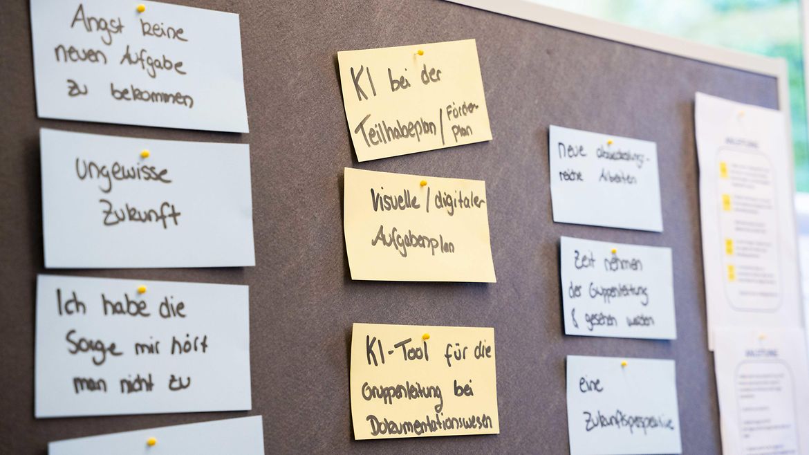 Metaplanwand mit beschrifteten Moderationskarten