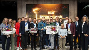 BGW forum 2025 "Sicher und gesund in der Behindertenhilfe" - Gesundheitspreis 2025 Gruppenbild der Finalteilnehmeden mit Jury-Mitgliedern und dem Hauptgeschäftsführer der BGW bei der Verleihung des BGW-Gesundheitspreises auf der Bühne.