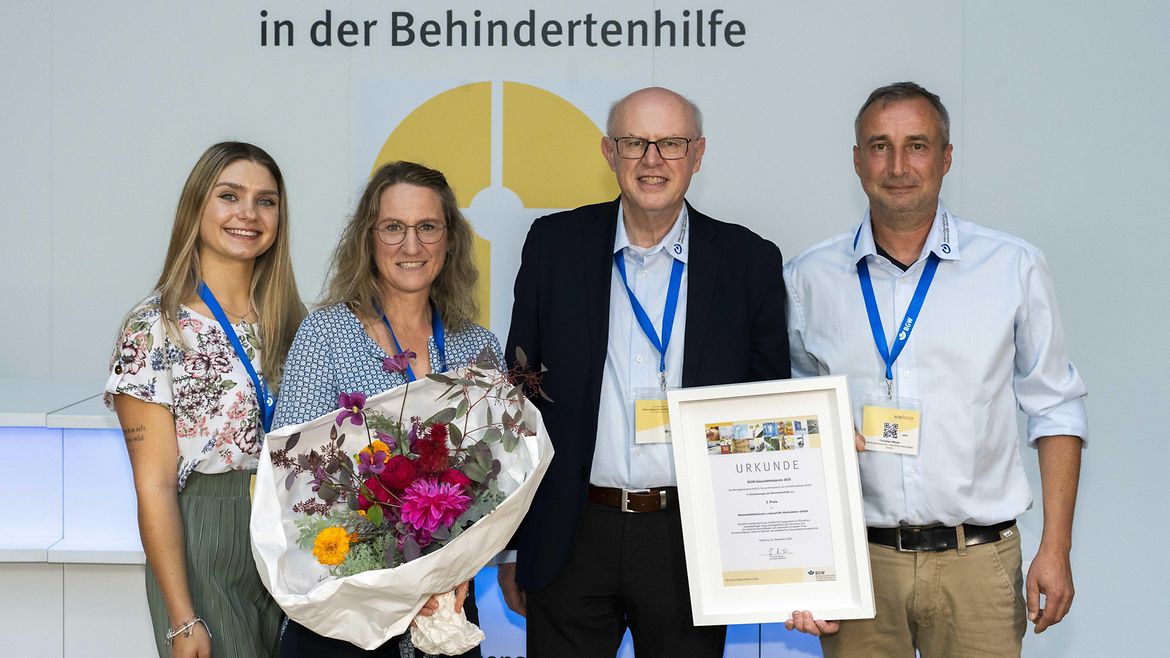 Jessica Fiedler, Nicole Petzolt, Dieter Bögelein und Christian Meyer erhalten den 2. Preis für die Westmittelfränkische Lebenshilfe Werkstätten GmbH aus Ansbach.