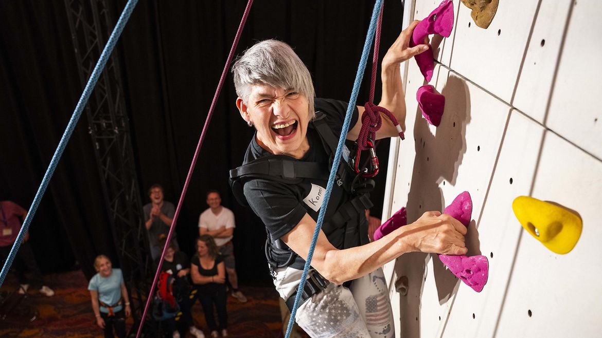 Person am Kletterturm