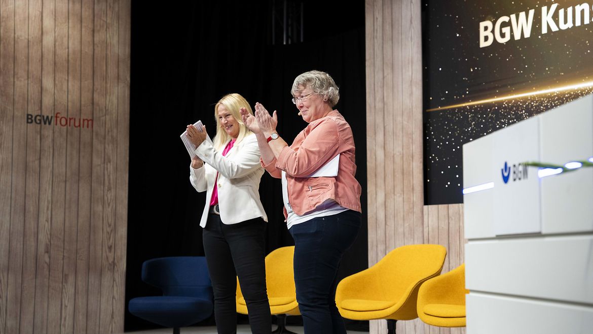 Moderatorin Katrin Degenhardt (l.) mit Laudatorin Silvia Thimm aus der Selbverwaltung der BGW.