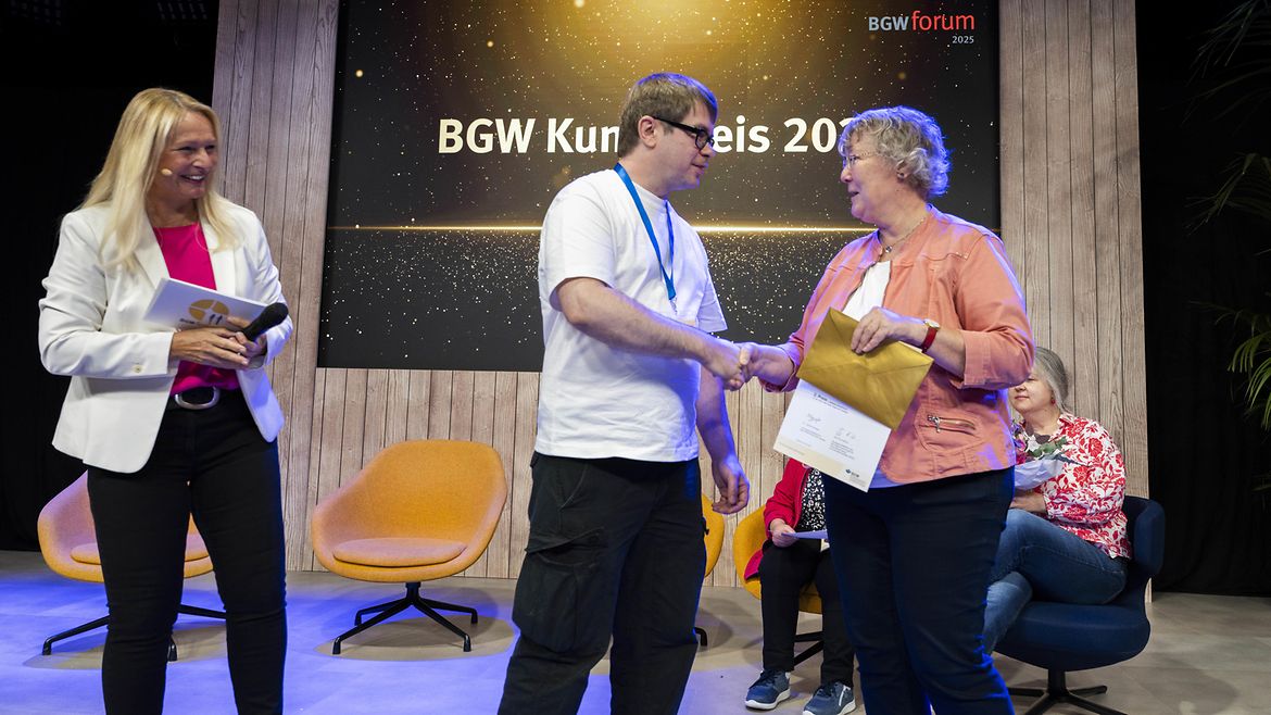 Kunstpreisverleihung, Katrin Degenhardt (links, Moderation) , Silvia Thimm (Laudatorin, BGW), Mitte: Matthias Bostelmann (2. Platz)