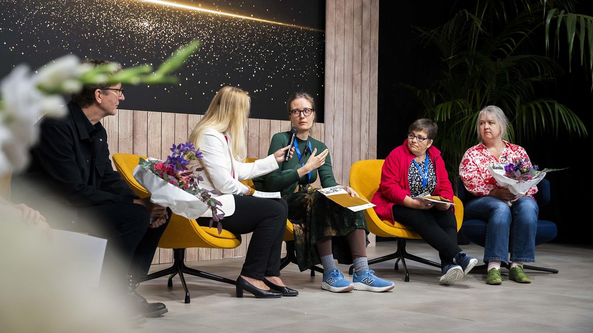 Interview mit der Gewinnerin des BGW-Kunstpreises 2025 Pia Grafunder (3.v.l.).