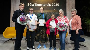 BGW forum 2025 "Sicher und gesund in der Behindertenhilfe" Kunstpreisverleihung, Betreuer, Preisträger von links: Matthias Bostelmann (2. Platz), Pia Grafunder (1. Platz), Andrea Breitlow (3.Platz), Betreuerin, Silvia Thimm (BGW)