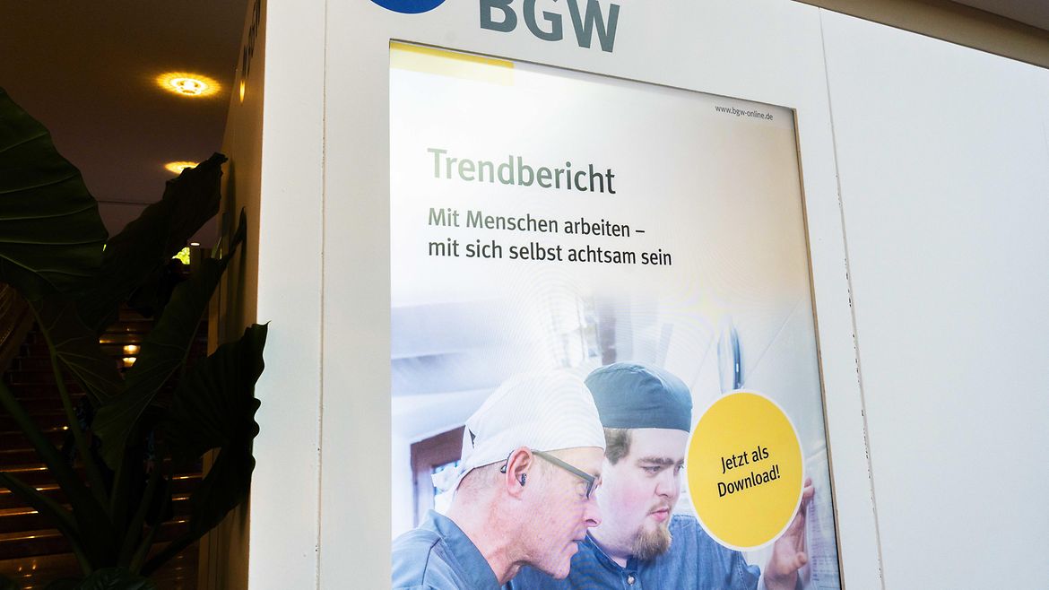 Leuchtdisplay, auf dem "Trendbericht. Mit Menschen arbeiten - mit sich selbst achtsam sein" steht
