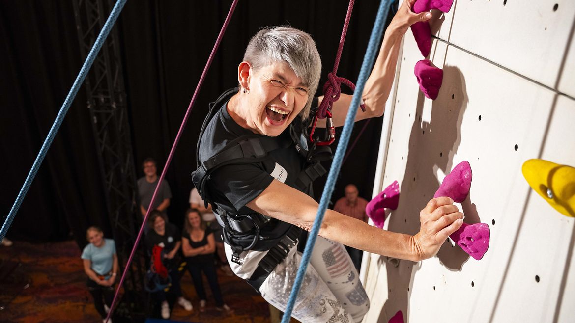 Person am BGW-Kletterturm