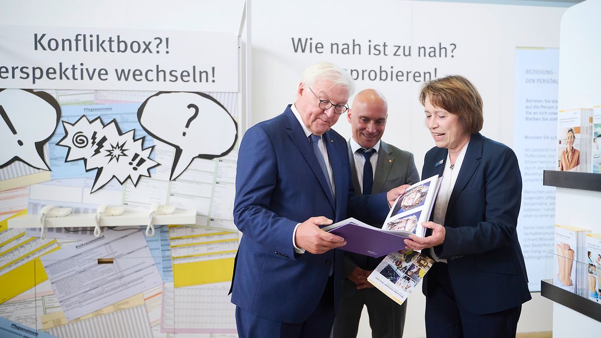 Bundespräsident Frank-Walter Steinmeier und Andreas Horn (Oberbürgermeister Erfurt) mit Claudia Drechsel-Schlund (stellvertretende Hauptgeschäftsführerin der BGW) am BGW-Messestand beim Deutschen Fürsorgetag 2025.