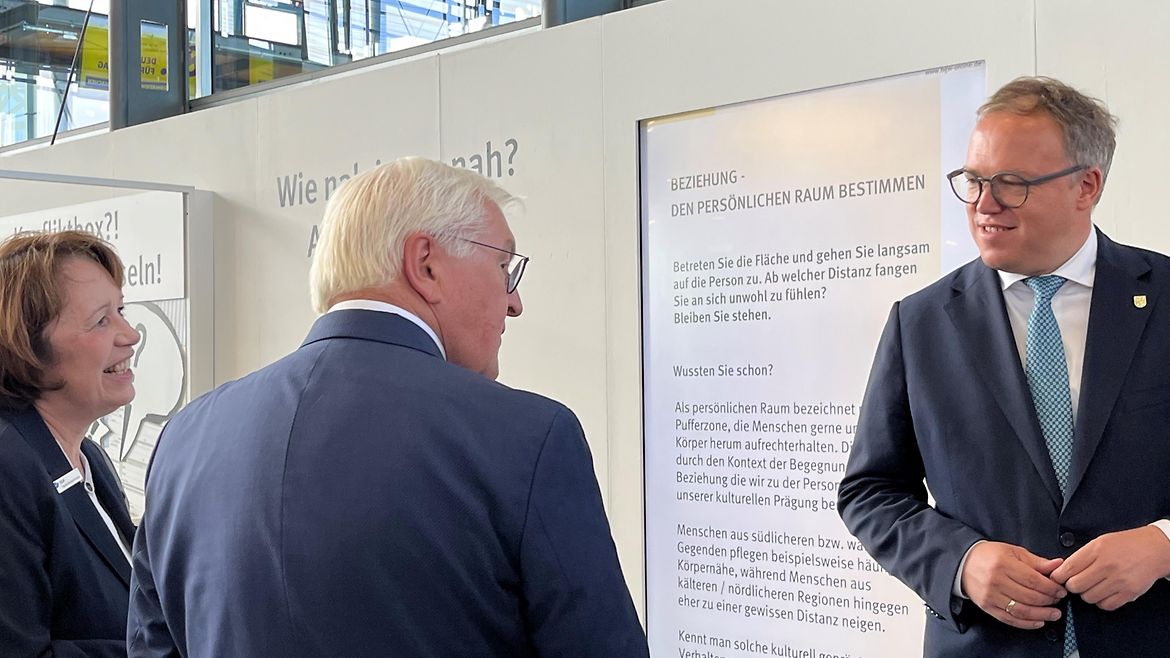 Thüringens Ministerpräsident Mario Voigt im Austausch mit Bundespräsident Frank-Walter Steinmeier und der stellvertretenden Hauptgeschäftsführerin der BGW Claudia Drechsel-Schlund über den „persönlichen Raum".