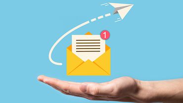 Illustration eines geöffneten Briefumschlags mit einem Brief darin und einem Papierflieger, darunter eine ausgestreckte Hand.