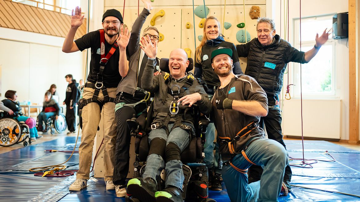 Gruppenbild vor der Kletterwand