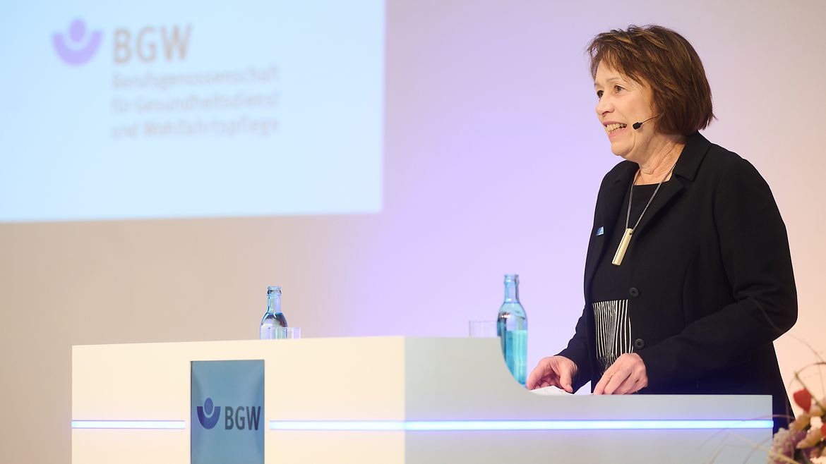 Claudia Drechsel-Schlund, stellvertretende Hauptgeschäftsführerin der BGW, steht an einem Podium und spricht