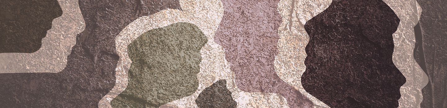 Silhoutten von Gesichtern in Seitenansicht in unterschiedlichen Farbtönen, die aussehen, wie auf eine Wand gemalt.
