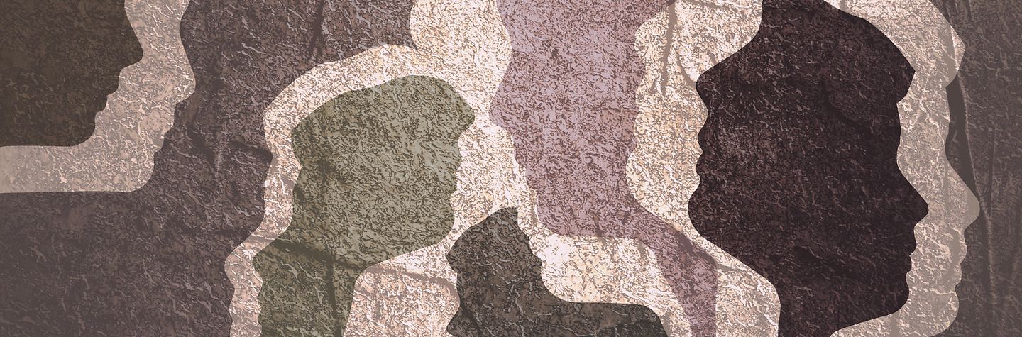 Silhoutten von Gesichtern in Seitenansicht in unterschiedlichen Farbtönen, die aussehen, wie auf eine Wand gemalt.