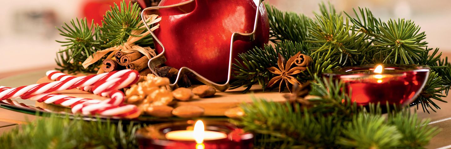 Weihnachtliche Dekoration mit Kerzen