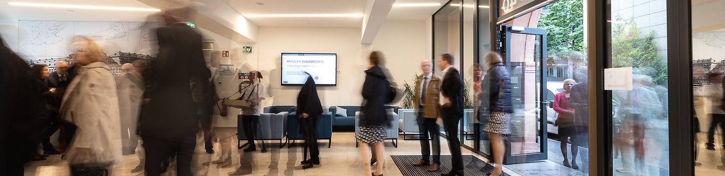 Menschen im Eingangsbereichs des Eltzer Hofs