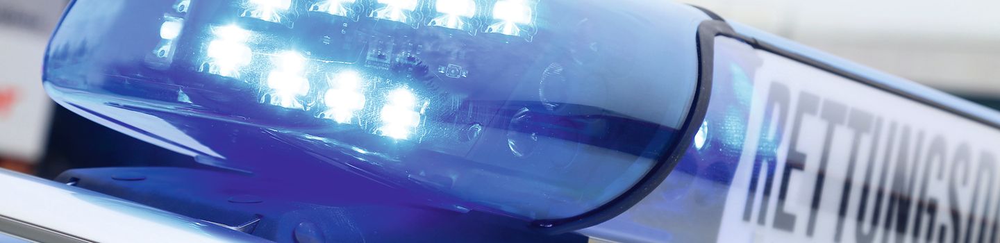 Blaulicht mit dem Schild "Rettungsdienst" auf dem Dach eines Autos