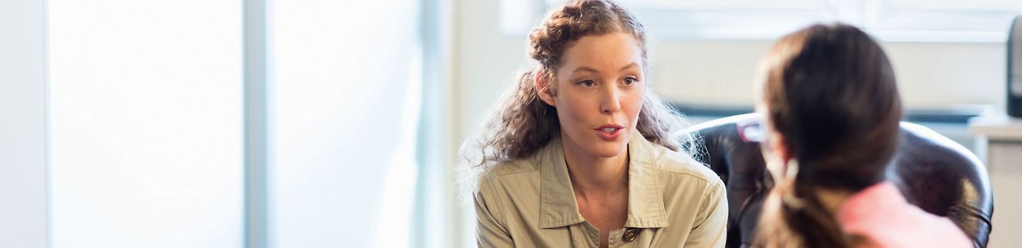 Beratungssituation zwischen Therapeutin und Patientin