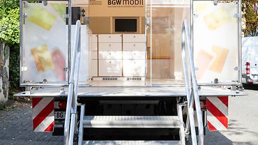 Das "BGW mobil" aus der Heck-Ansicht - eine Treppe führt ins Innere.