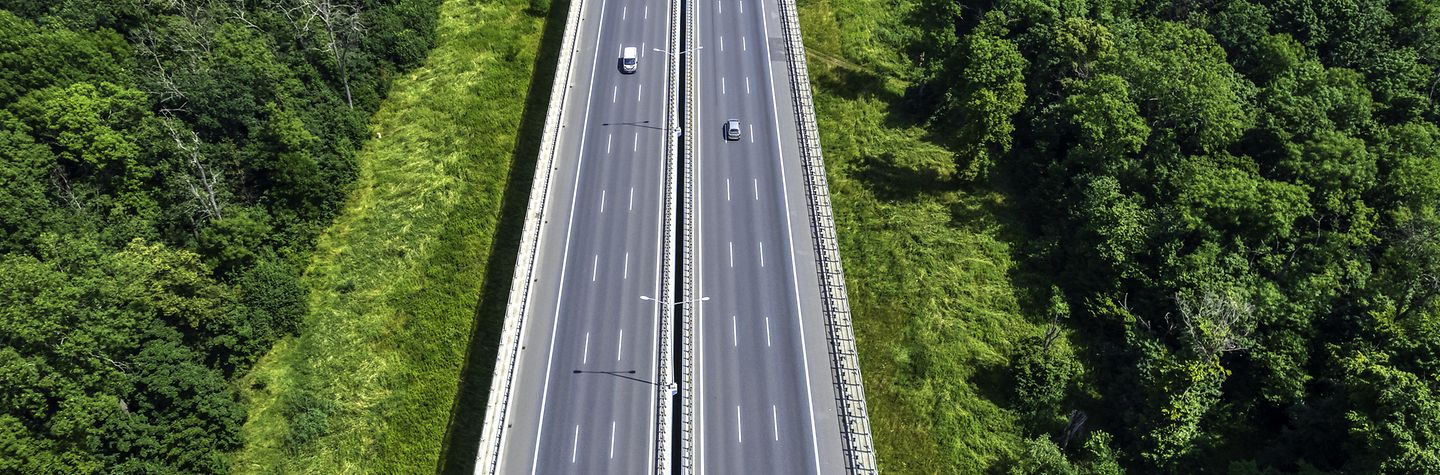 Ansteigende Autobahn durch einen Wald