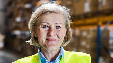 Eine Frau im besten Alter in einer Sicherheitsweste