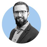 Ein lächelnder Mann mit Bart und Brille