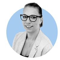 Eine lächelnde Frau mit Brille