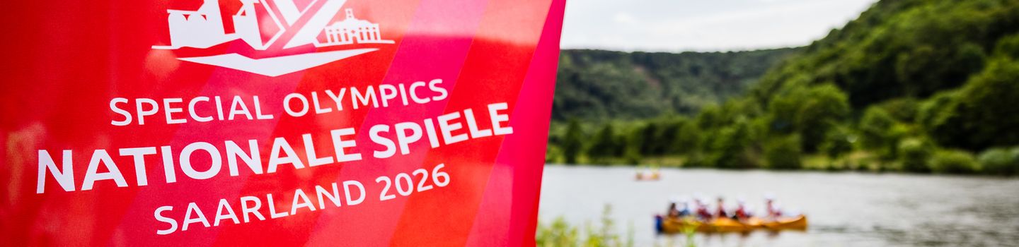 Die Flagge mit dem Logo der Special Olympics Nationale Sommerspiele 2026 weht im Wind.