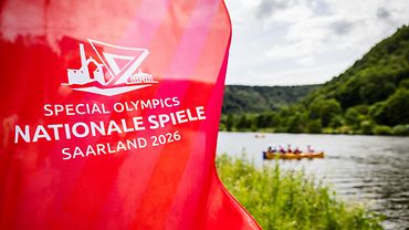 Die Flagge mit dem Logo der Special Olympics Nationale Sommerspiele 2026 weht im Wind.