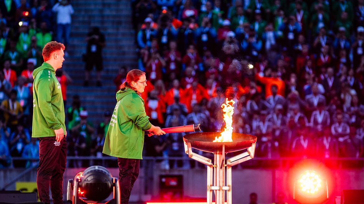 Teilnehmerin vom Team Sachsen läuft ins Stadion ein und formt mit den Händen ein Herz bei den Special Olympics Nationalen Sommerspielen 2026.
