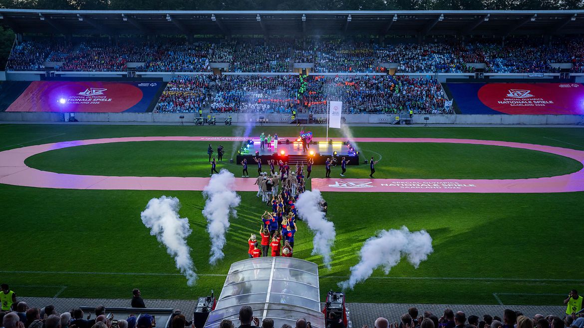 Blick ins Ludwigsparkstadion: So schön war die Eröffnung anzuschauen. Im letzten Tageslicht wirkte der Nebel aus den Nebelmaschinen magisch.