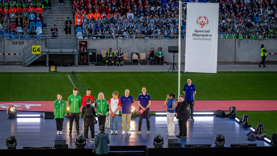 Die Flagge der Special Olympics Nationalen Sommerspiele 2026 wird gehisst.