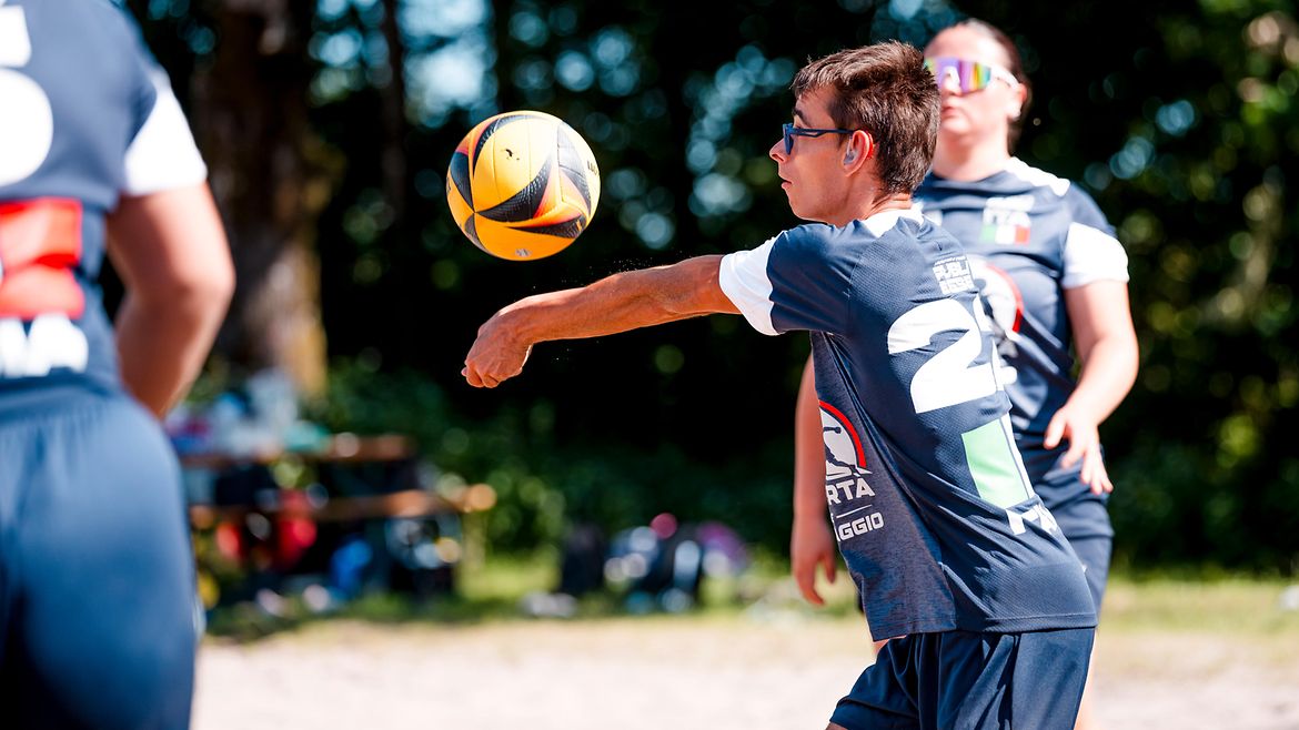 Ein Beachvolleyball-Athlet bei der Ballannahme