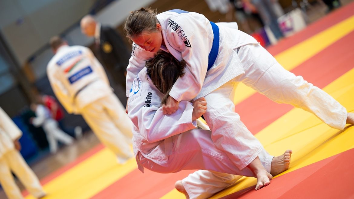 Zwei Judoka im Wettkampf.