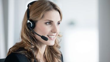 Junge Frau mit Headset