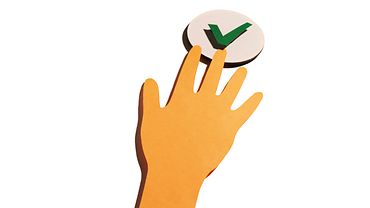 Illustration: Hand, deren Finger zu einem Kreis mit grüner Häkchenmarkierung streben.